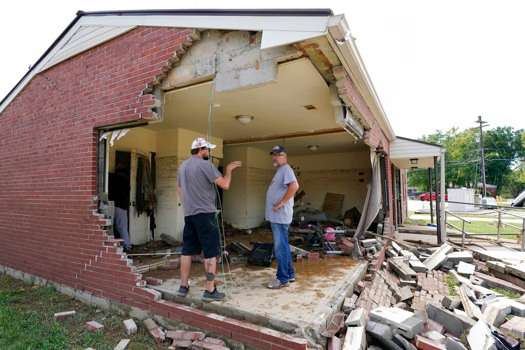 Así quedó esta vivienda en Waverly, tras recibir el fuerte impacto de la inundación en Tennessee.