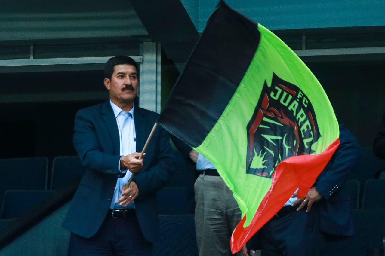 Los Bravos de Ciudad Juárez eliminaron en el Coloso de Santa Úrsula al América. Aquí un apoyo especial para el equipo, ni más ni menos que Javier Corral, gobernador del Estado de Chihuahua.
