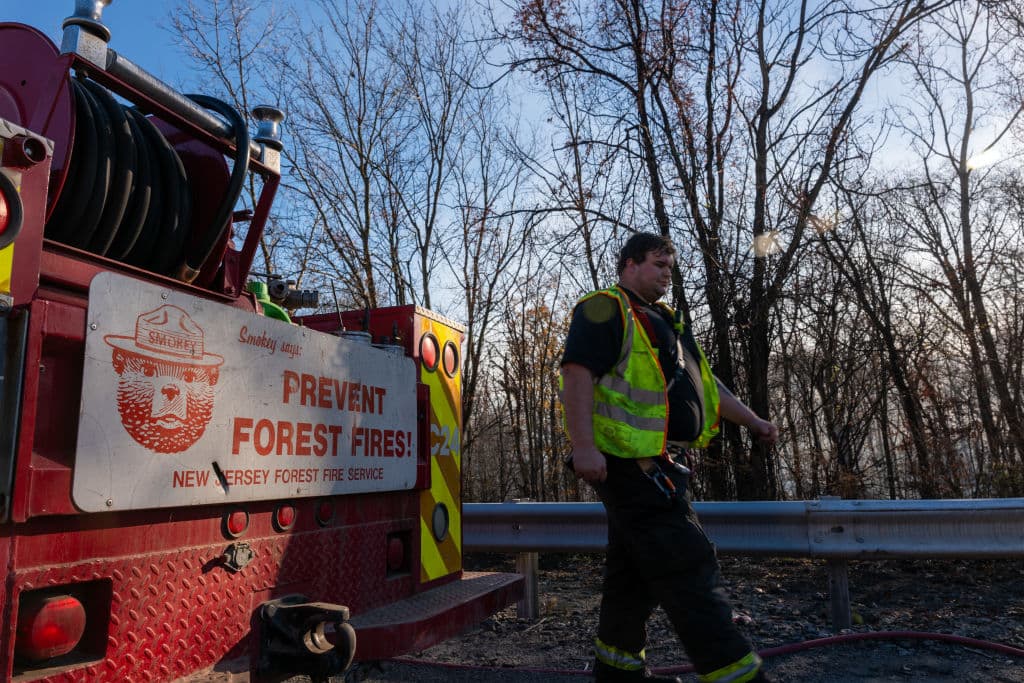 El Cuerpo de Bomberos Forestales de Nueva Jersey no pudo evitar que las llamas se extendieran al vecino estado de Nueva York. En el condado Orange, en West Milford, incluso se reportó el fallecimiento de un joven bombero mientras intentaba frenar el incendio que comenzó a consumir Jennings Creek.