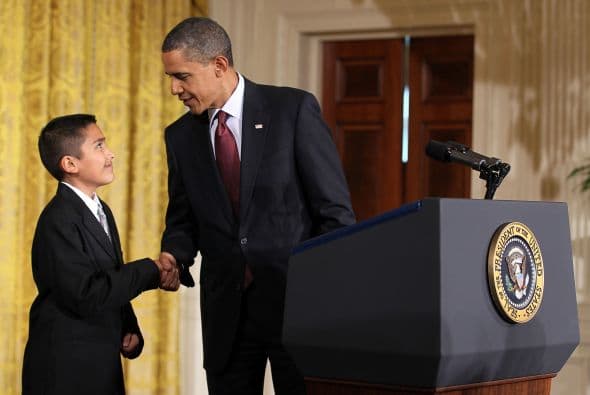 En el anuncio estuvo el pequeño Javier García, como ejemplo de los miles de estudiantes hispanos que necesitan respaldo.