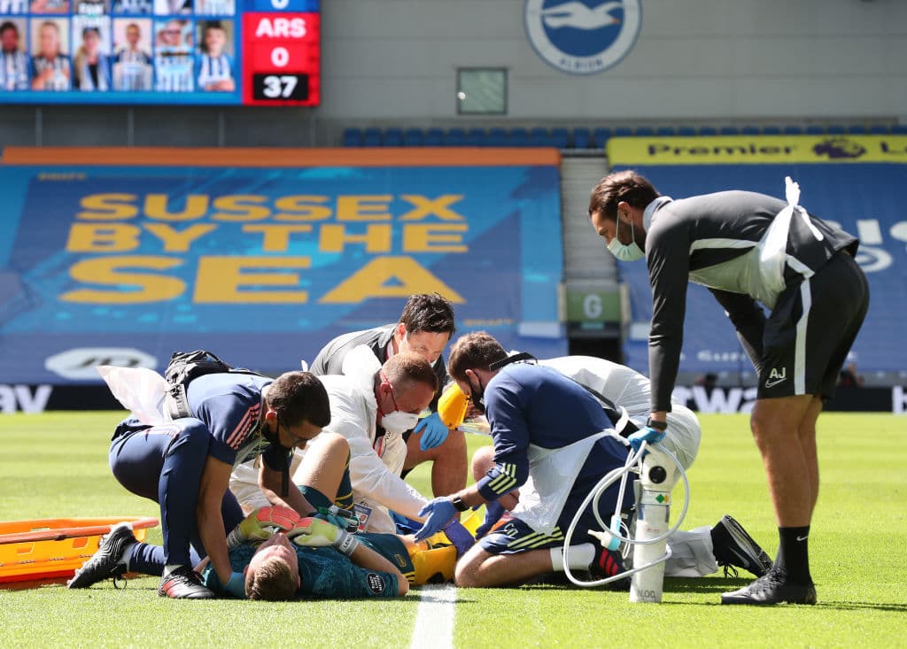 Bernd Leno del Arsenal sufrió una dura lesión en la rodilla que lo alejará varios meses del campo.