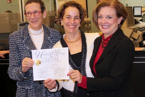 Sarah Goodfriend y Suzanne Bryant se convirtieron este jueves en la primera pareja homosexual en contraer matrimonio en Texas.