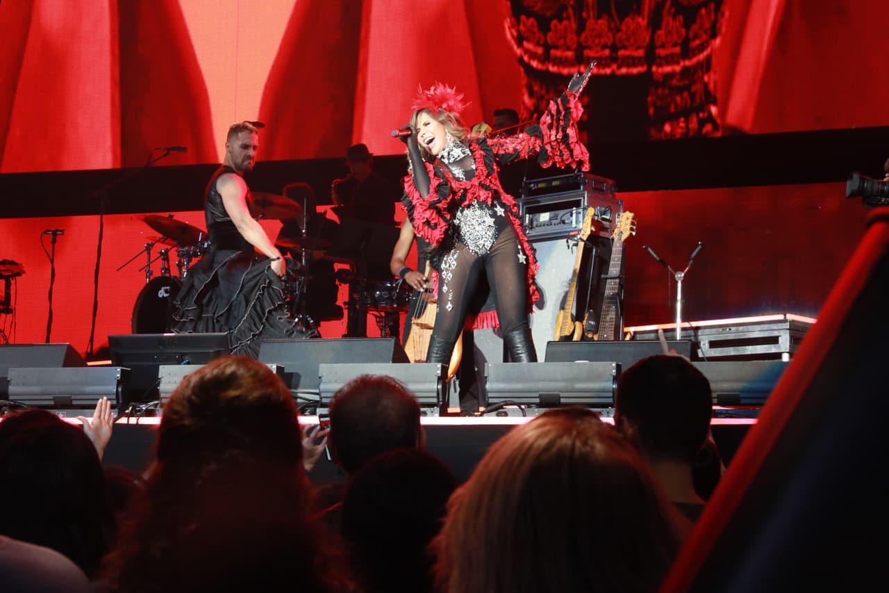 El evento también incluyó a otras mujeres luchonas como 
<b>Thalia</b>,
<b> Paulina Rubio</b>, 
<b>Natti Natasha</b>, 
<b>Yuridia</b> y 
<b>Mariachi Divas</b>.