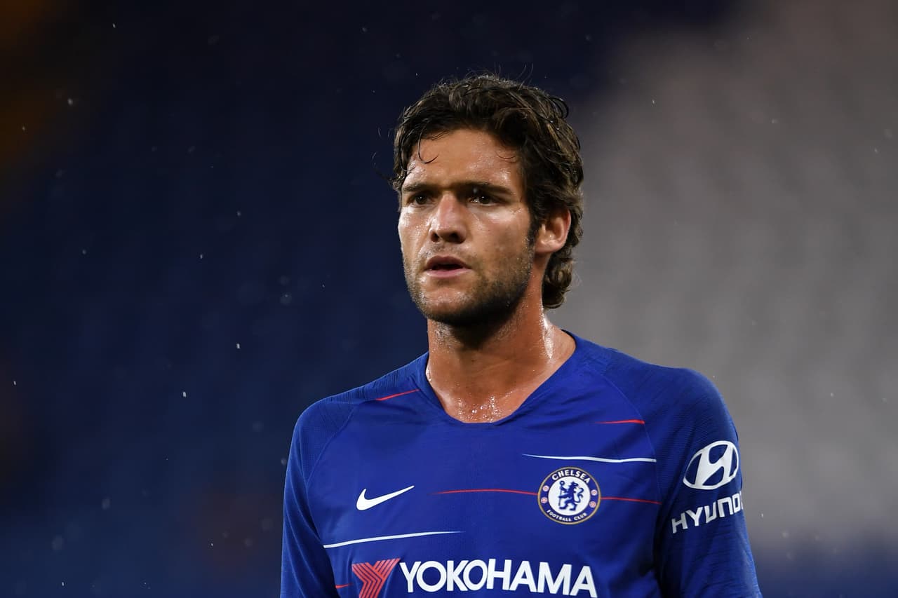 En las últimas horas el nombre de Marcos Alonso ha sido acercado al club merengue, aunque eso no quita el hecho de que hay un jugador señalado en la defensa.