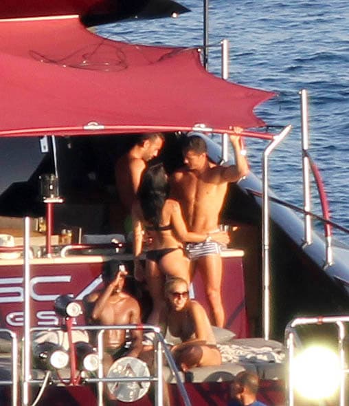 Comenzaron las caricias y los arrumacos.