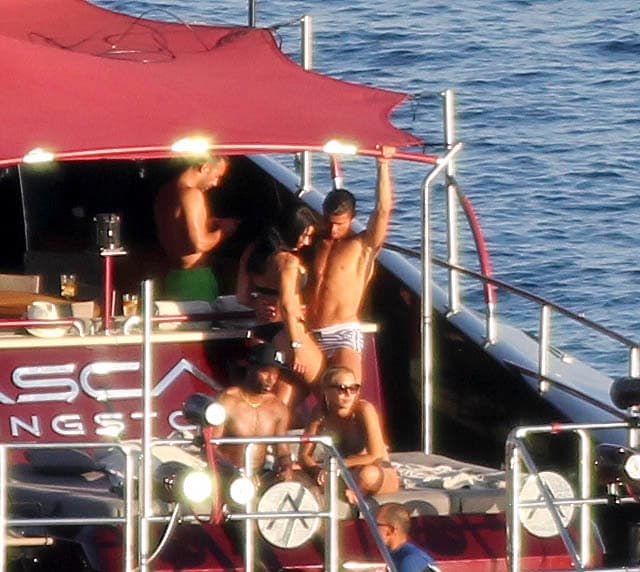 Hace unos días los paparazzi captaron a Cristiano Ronaldo dejándose querer por esta sensual mujer y ya sabemos de quién se trata.