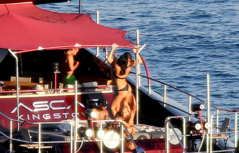 Con movimientos de caderas y mucho coqueteo se olvidaron de que estaban acompañados.