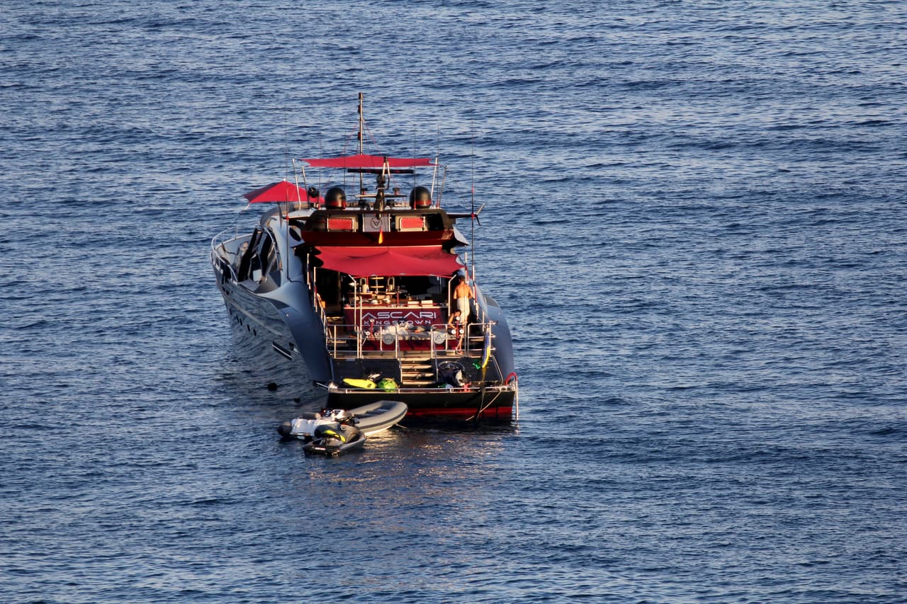 Cristiano Ronaldo sigue disfrutando de la vida loca en Ibiza.