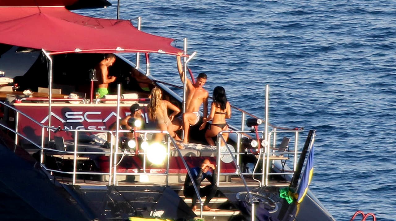 Cristiano deleitó a su acompañante con un baile muy sugerente.