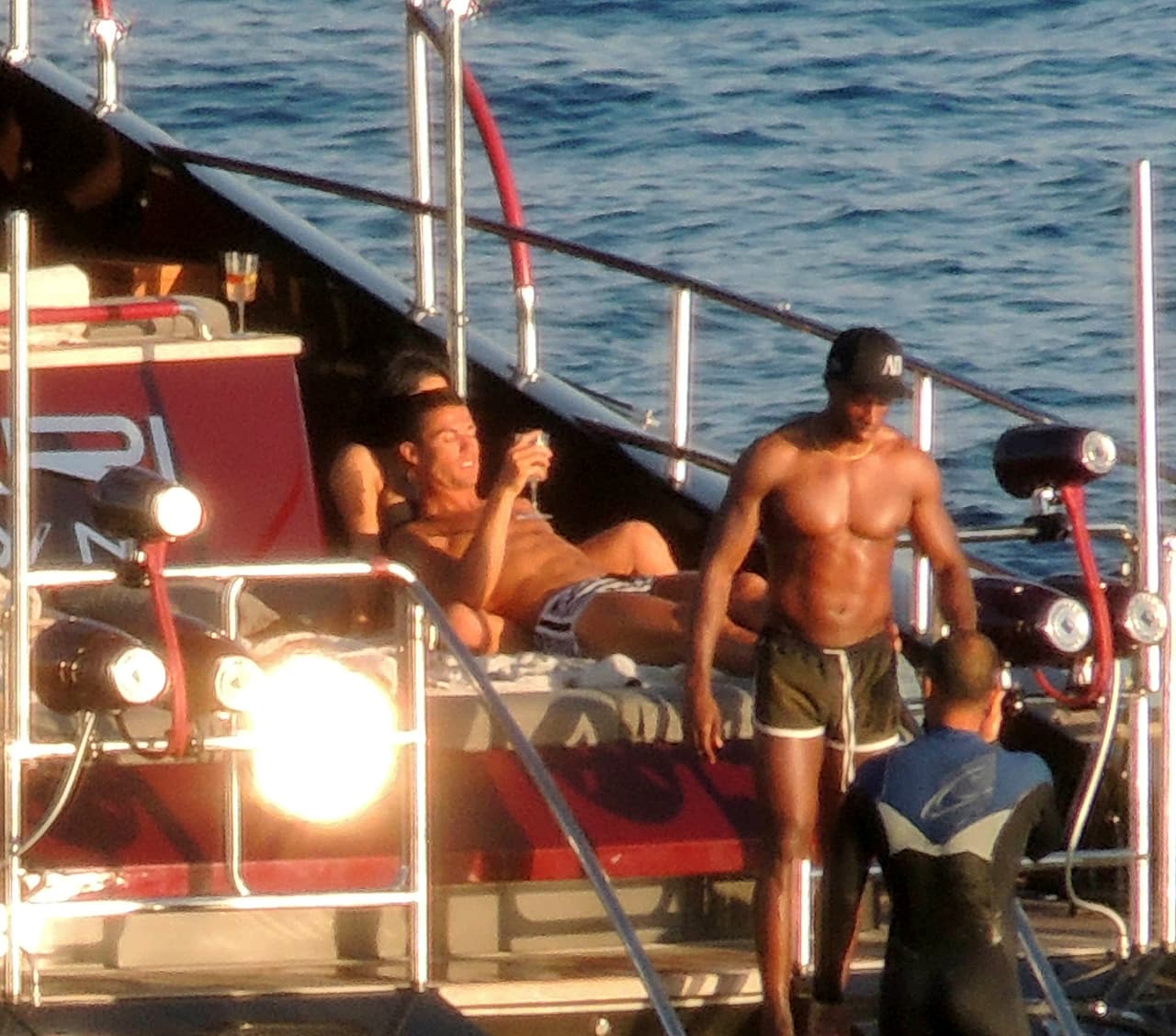 Después de tanto baile y coqueteo los dos se acostaron a disfrutar del atardecer.