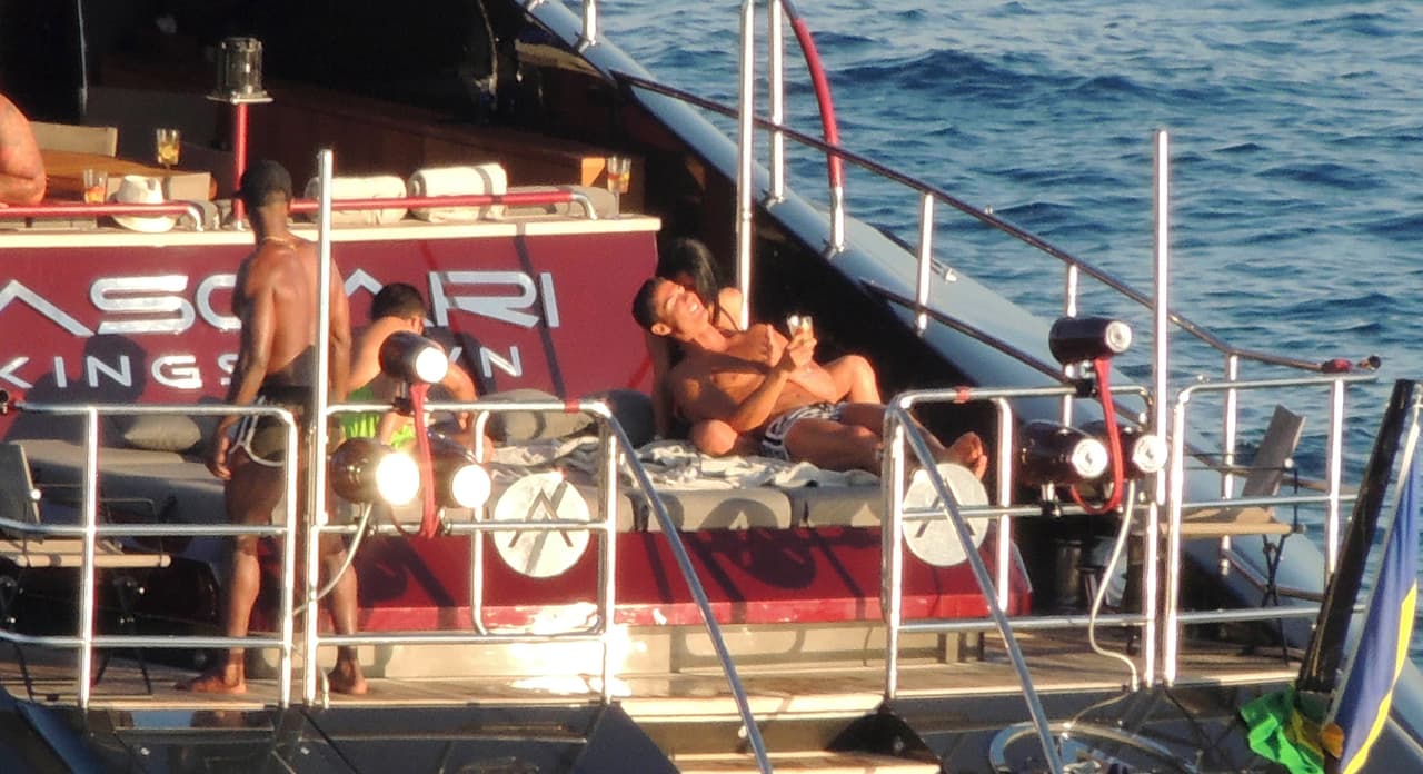 La sensual morena comenzó a besarlo.