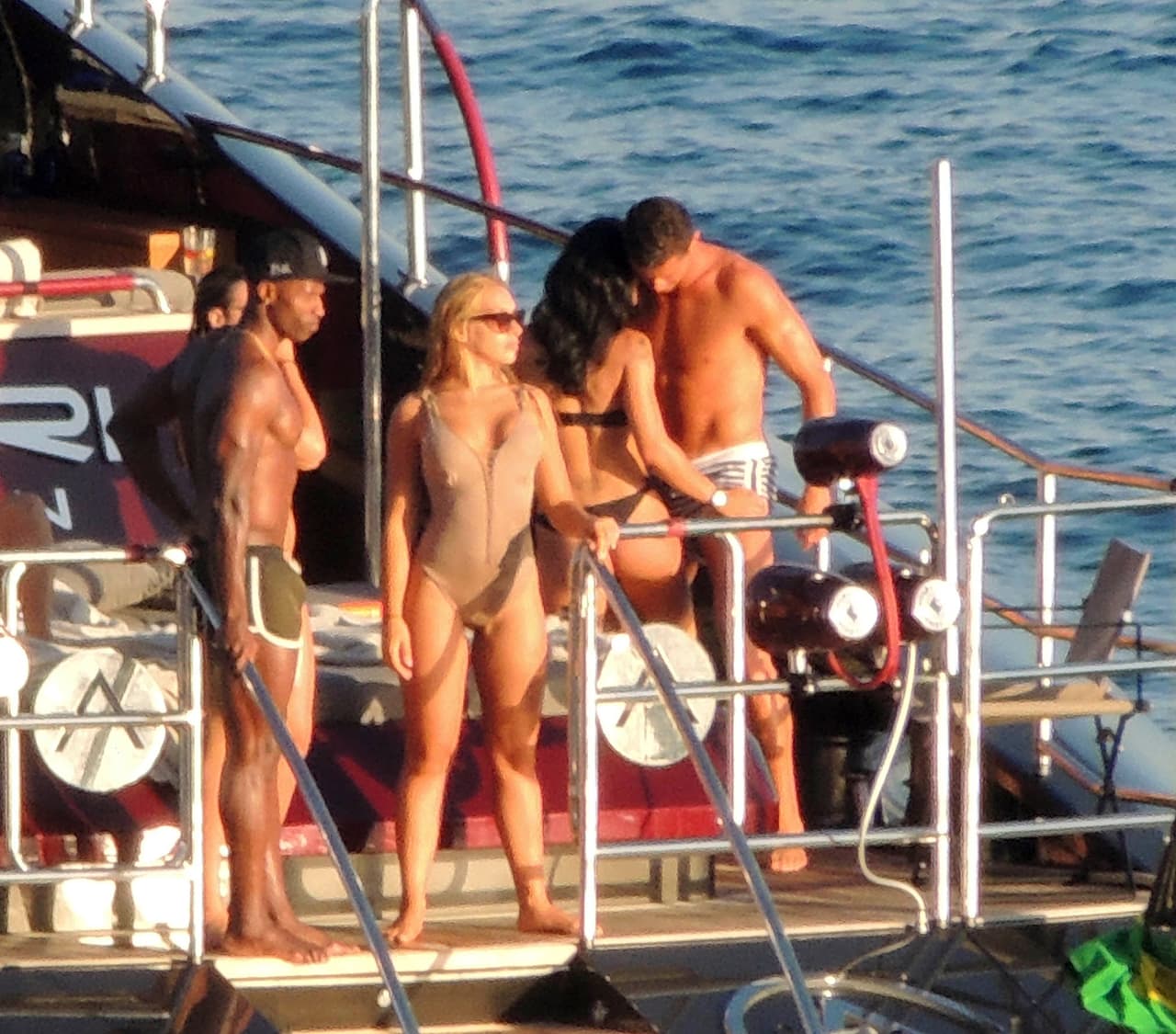 Poco a poco Cristiano y su amiga se alejaron del grupo.