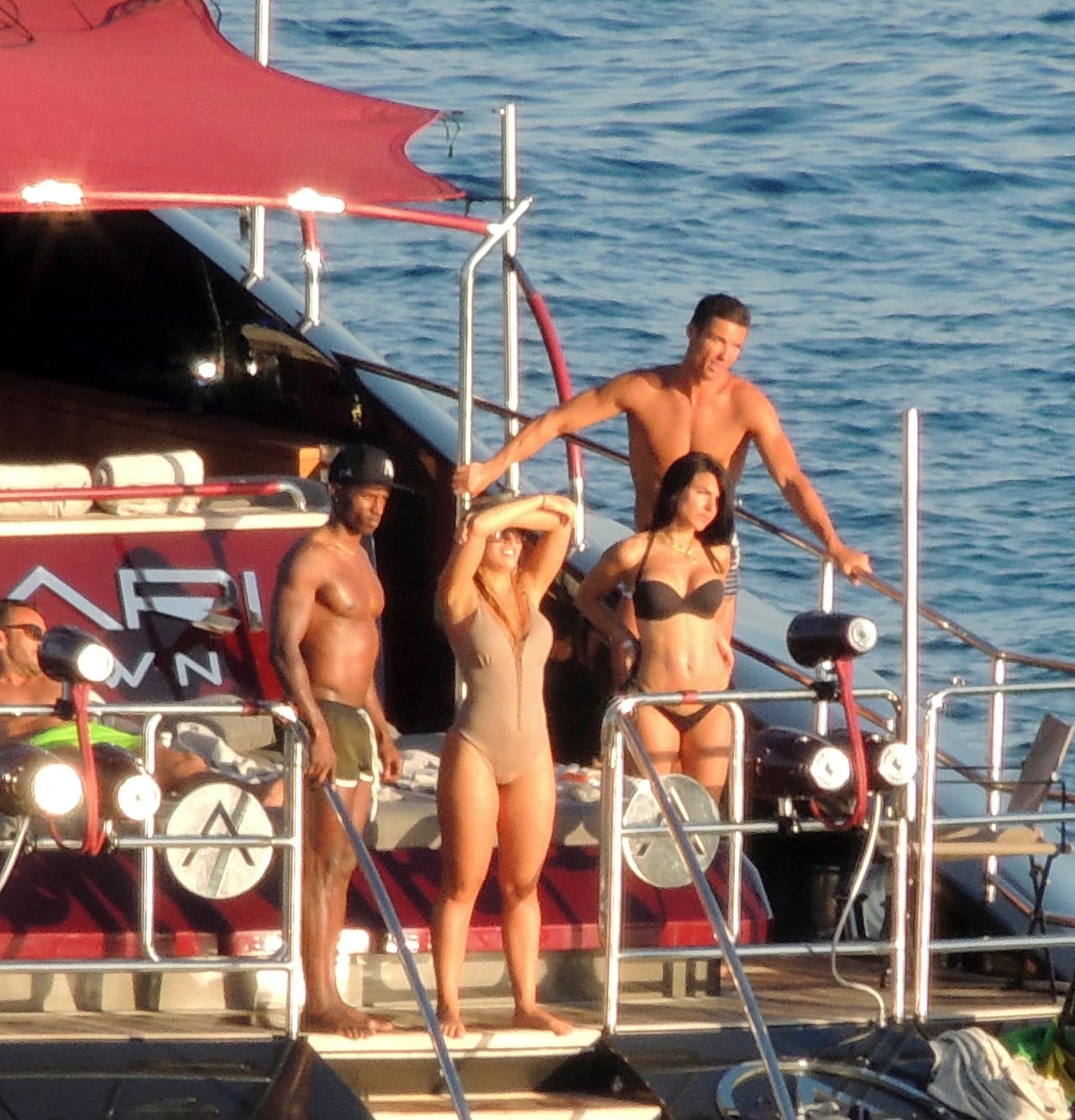 El futbolista se puso muy coqueto con una guapa mujer a bordo de un yate.