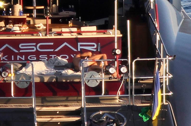 El futbolista ya no pudo más y se le fue encima.