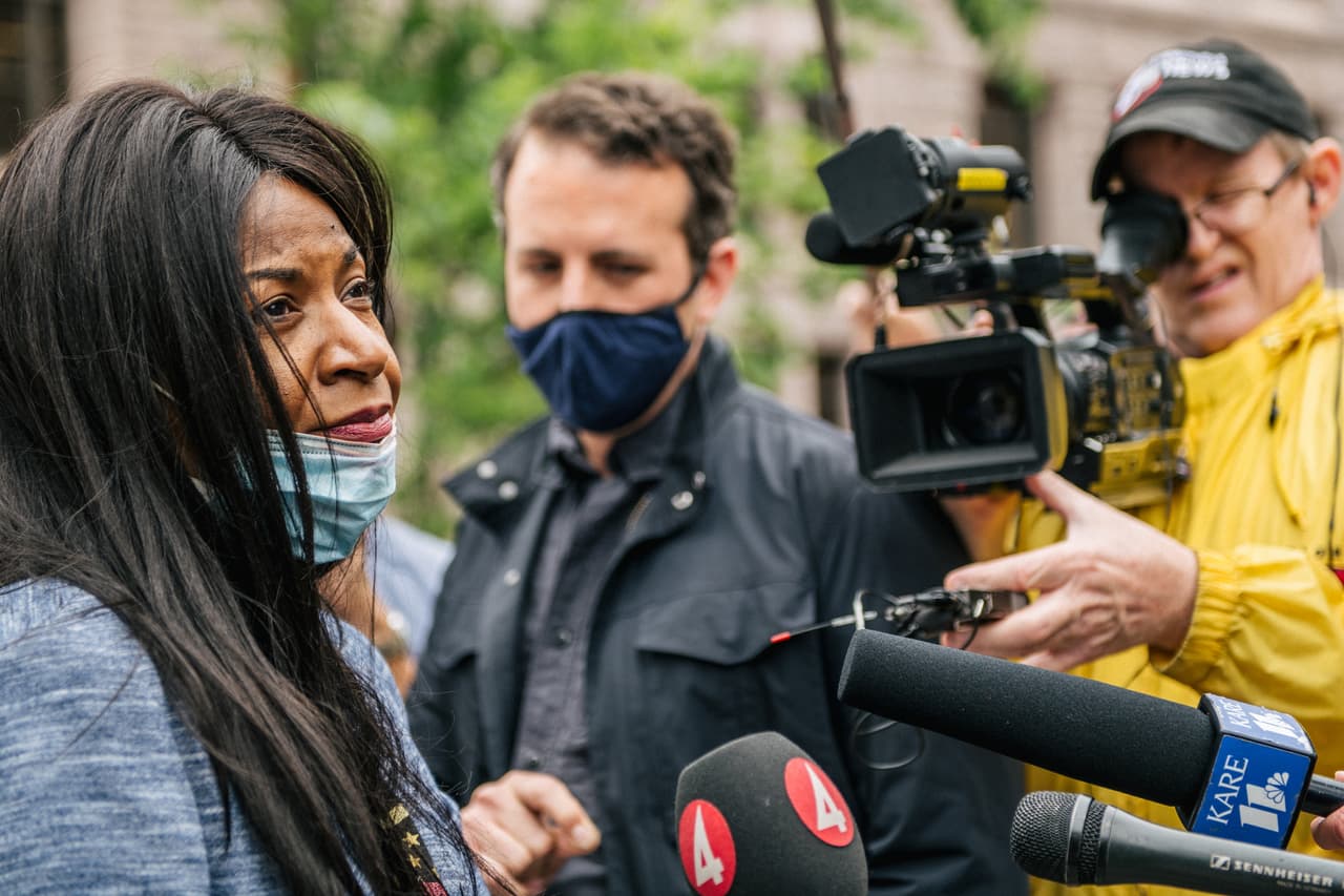 Angela Harrelson, tía de George Floyd, habla con los reporteros en Minneapolis, Minnesota.