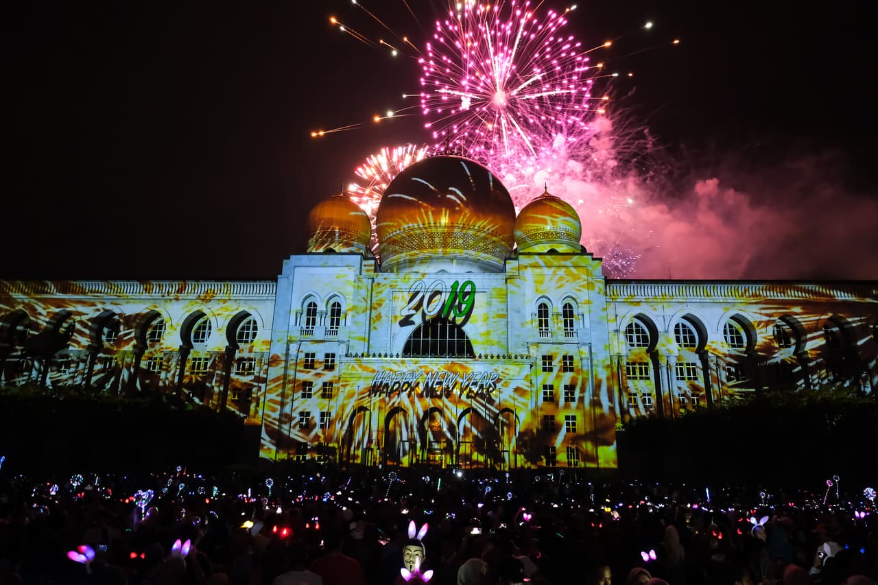 Fuegos artificiales iluminan el cielo sobre el edificio del Palacio de Justicia en Kuala Lumpur el 1 de enero de 2019 en Putrajaya, Malasia.