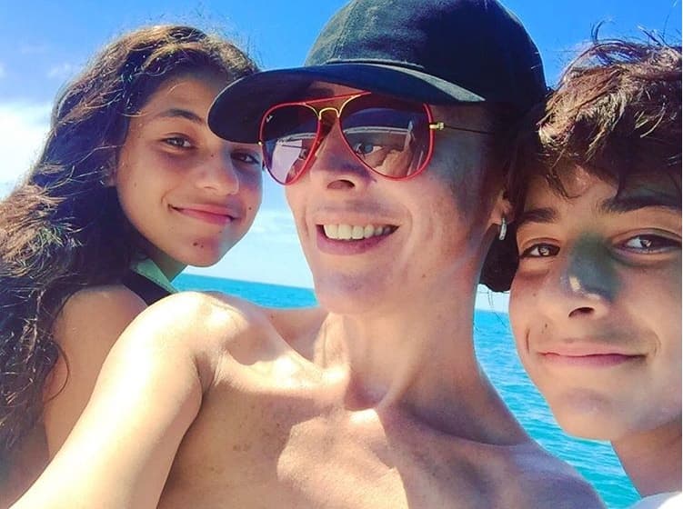 Adriana Lavat exesposa de Rafa Márquez y madre de sus dos hijos mayores: Santiago y Rafaella, hizo a un lado los problemas legales que enrenta con el futbolista por la pensión de sus hijos y mostró su apoyo a su expareja.