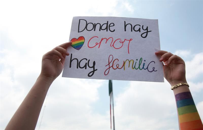 "Donde hay amor hay familia", fue uno de los lemas que corearon los asistentes, en clara alusión a las consignas del sábado, encaminadas a defender "la familia natural, formada por un hombre y una mujer".