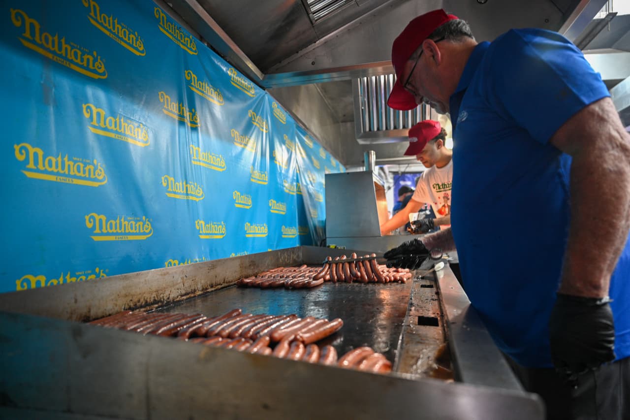 El concurso anual celebrado en el paseo marítimo de Coney Island, en Nueva York, atrajo a competidores de Inglaterra, Canadá, Corea del Sur, Japón, Brasil y Australia, según ESPN.
<br>