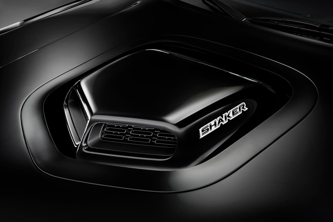 El motor HEMI del Mopar ’17 Dodge Challenger respirará a través de una entrada de aire adherida al motor visible gracias a una apertura en el capó, conocido como el Shaker o ‘vibrador’.