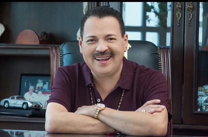 "Está estable, bajo tratamiento médico y en aislamiento.
<b><a href="https://www.univision.com/shows/el-gordo-y-la-flaca/julio-preciado-reaparece-tras-su-trasplante-de-rinon-y-revela-su-actual-estado-de-su-salud-video" target="_blank">No está intubado</a> </b>ni en terapia intensiva", aclaró.
<br>