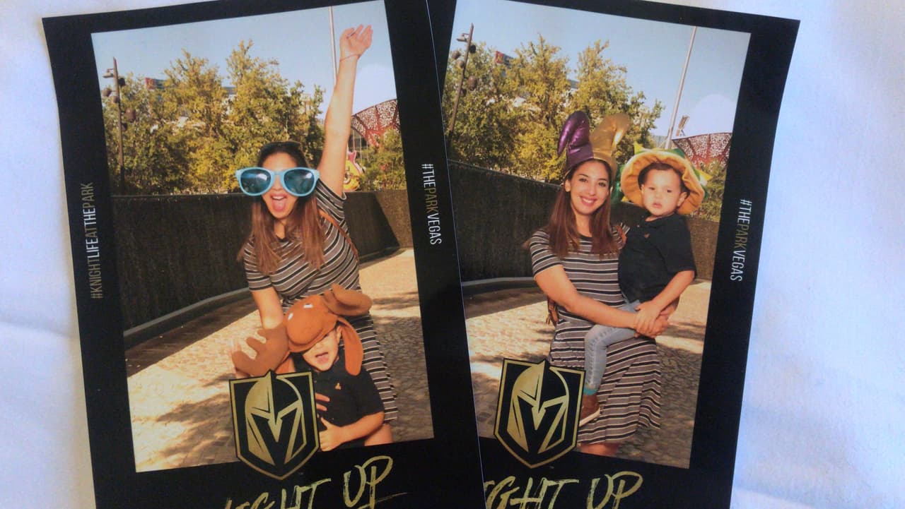 El domingo que Mafer llegó a la ciudad había un partido de los
<b>Golden Knights</b>, el equipo de hockey local, por lo que ella y su sobrino
<b>Juan Diego</b> se unieron a la fiebre del juego.