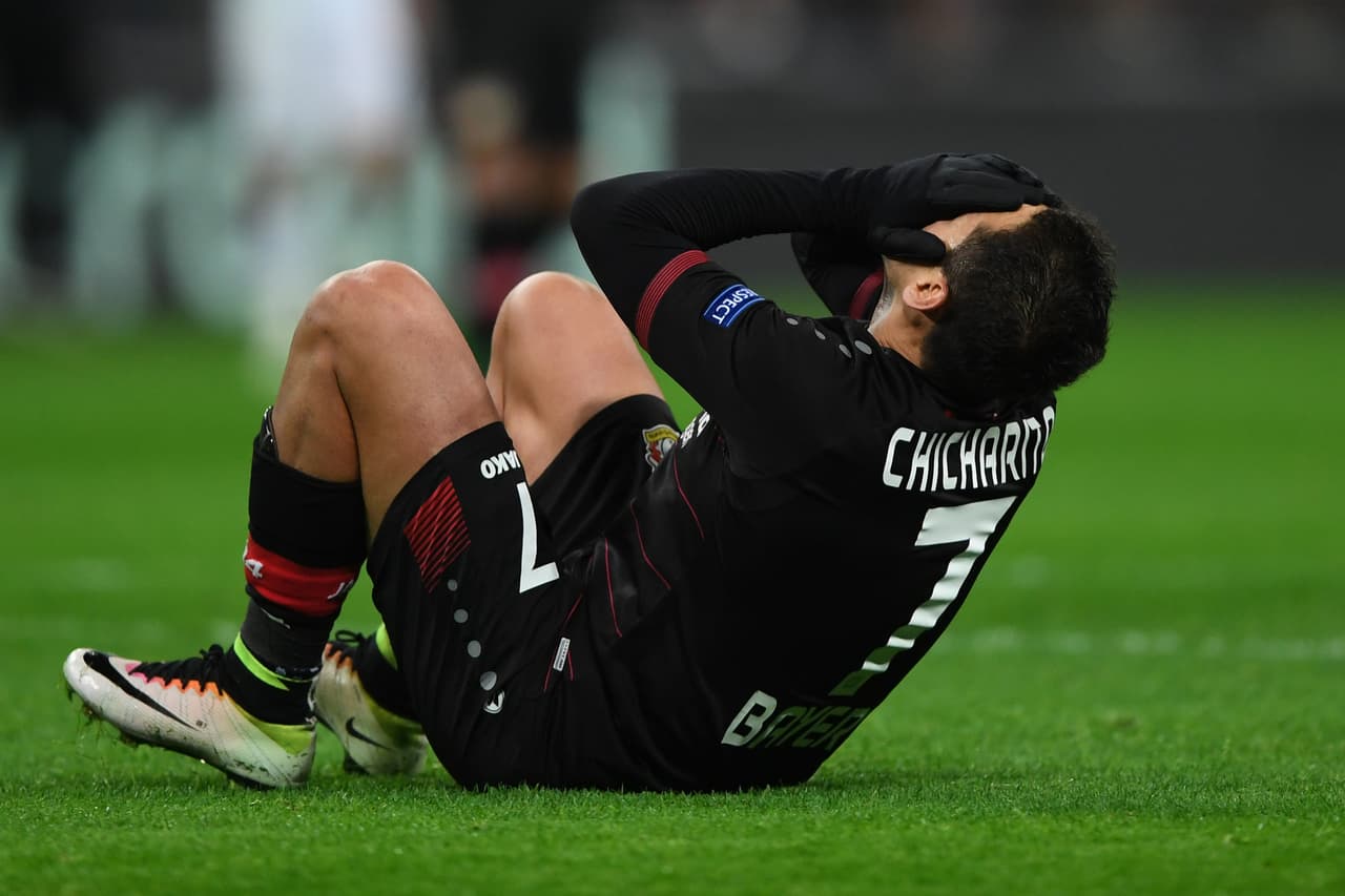 'Chicharito' falló un penalti y el Bayer se quedó con el empate ante el Freiburg