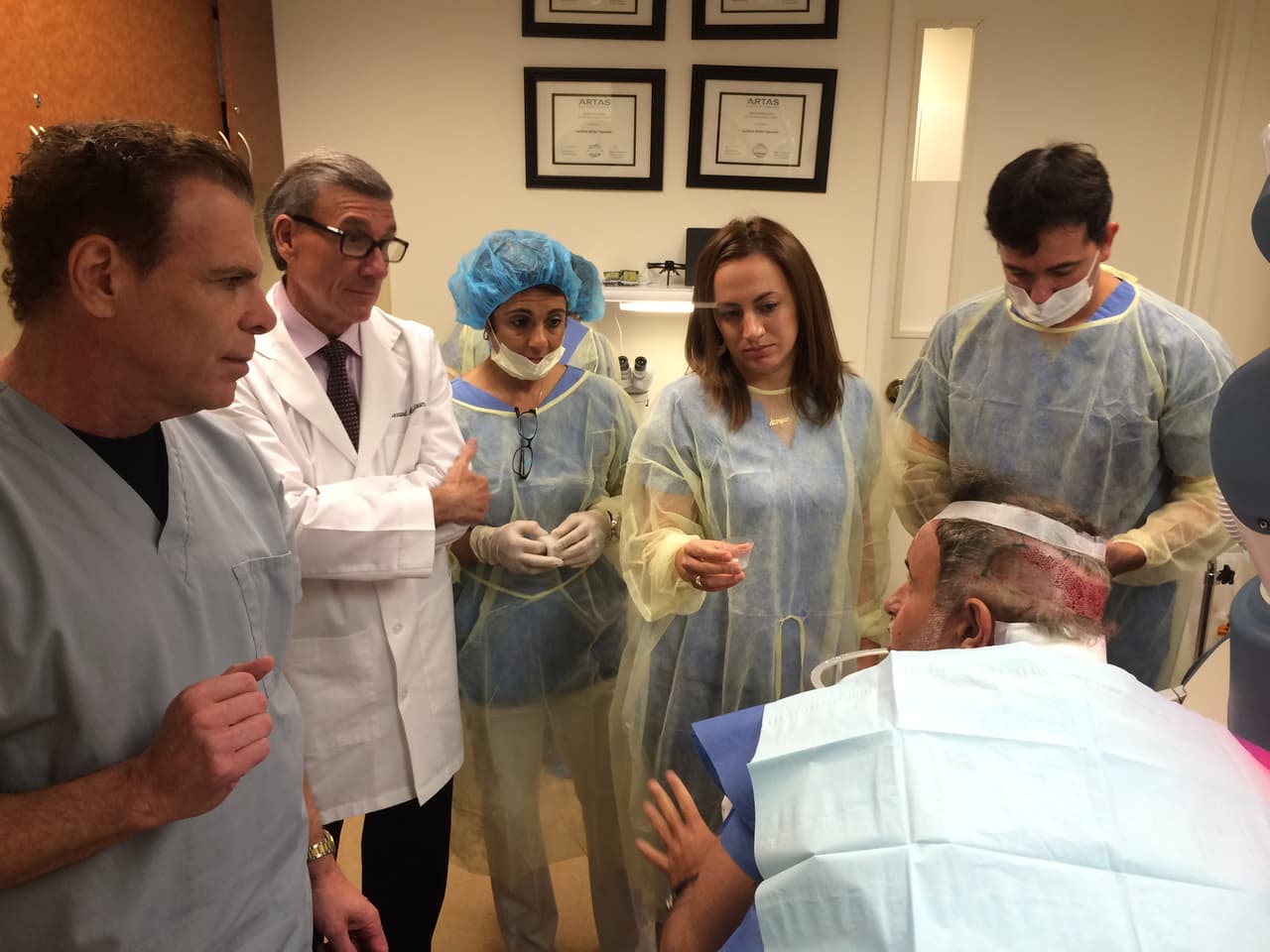 El Gordo se injertó cabello y nos mostró todo el proceso.