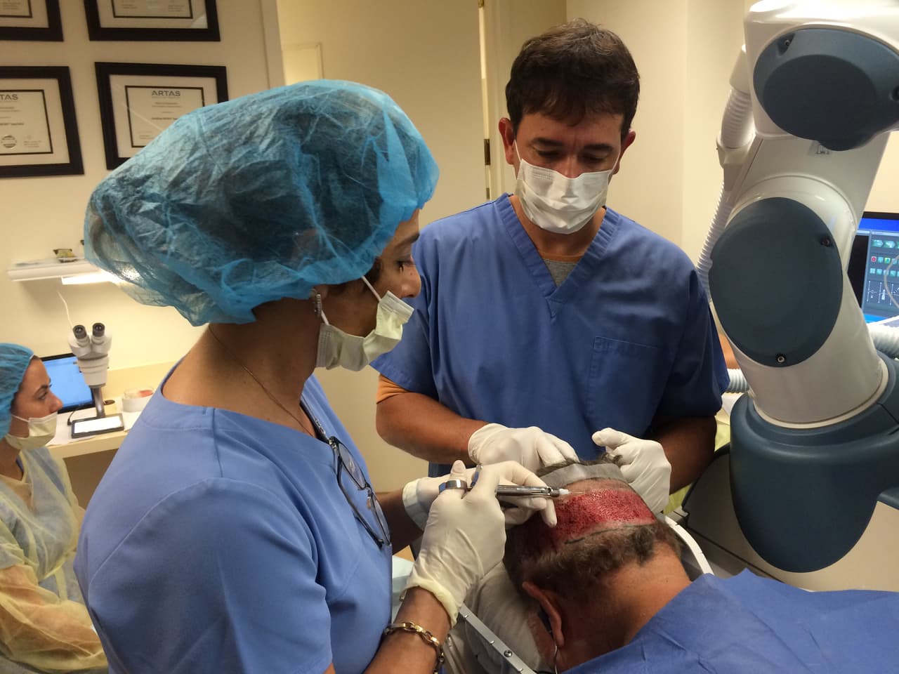 El Gordo se injertó cabello y nos mostró todo el proceso.