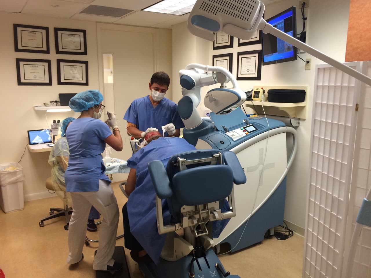 El Gordo se injertó cabello y nos mostró todo el proceso.
