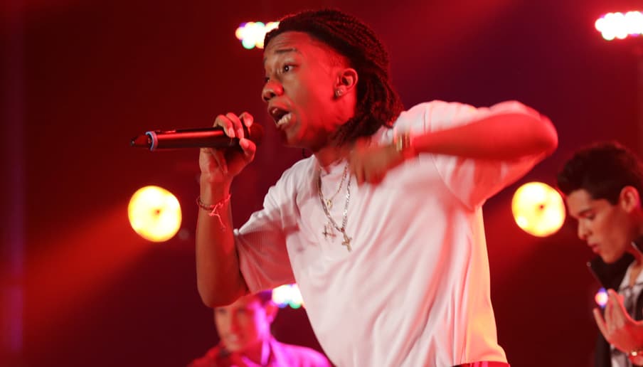 Aaron nos volvió a emocionar con su forma de rapear al interpretar Adrenalina.