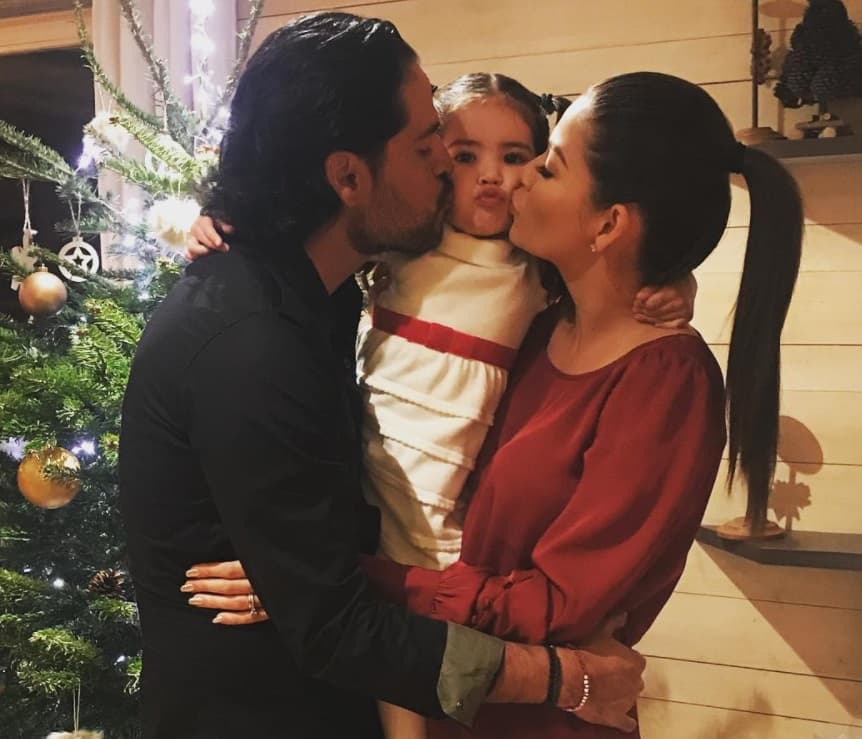 Ana Patricia compartió en su cuenta de Instagram una tierna foto de 'Baby Giulietta' y su esposo Luis, frente a su árbol de Navidad.