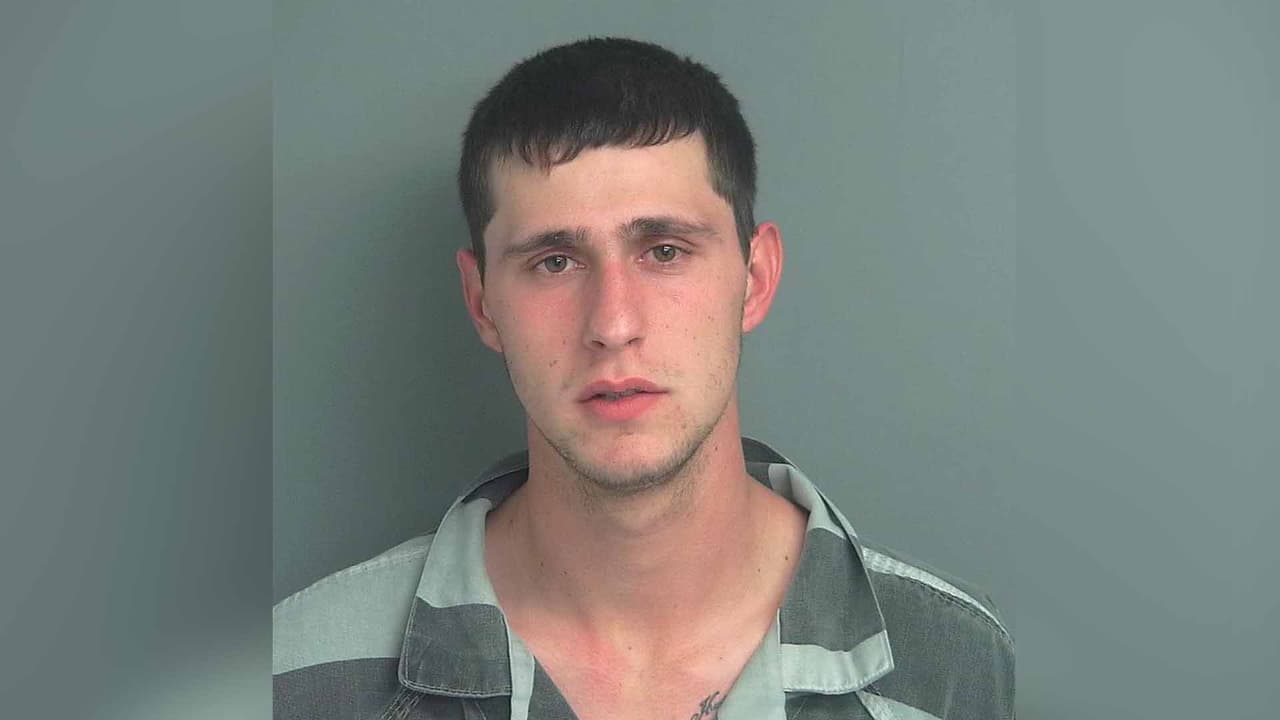 Travis Allen Davis, lo buscan las autoridades por agresión con arma mortal.