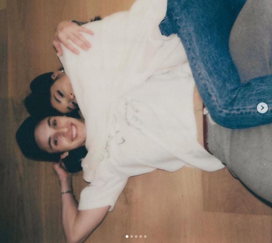 "¡Estoy muy
<b><a href="https://twitter.com/joangrande/status/1340732458086531073" target="_blank">emocionada de darle la bienvenida a Dalton Gómez</a></b> a nuestra familia! Ariana, los amo tanto a ti y a Dalton! ¡Estamos felices! ¡Hurra!", dijo la mamá de la cantante en Twitter.