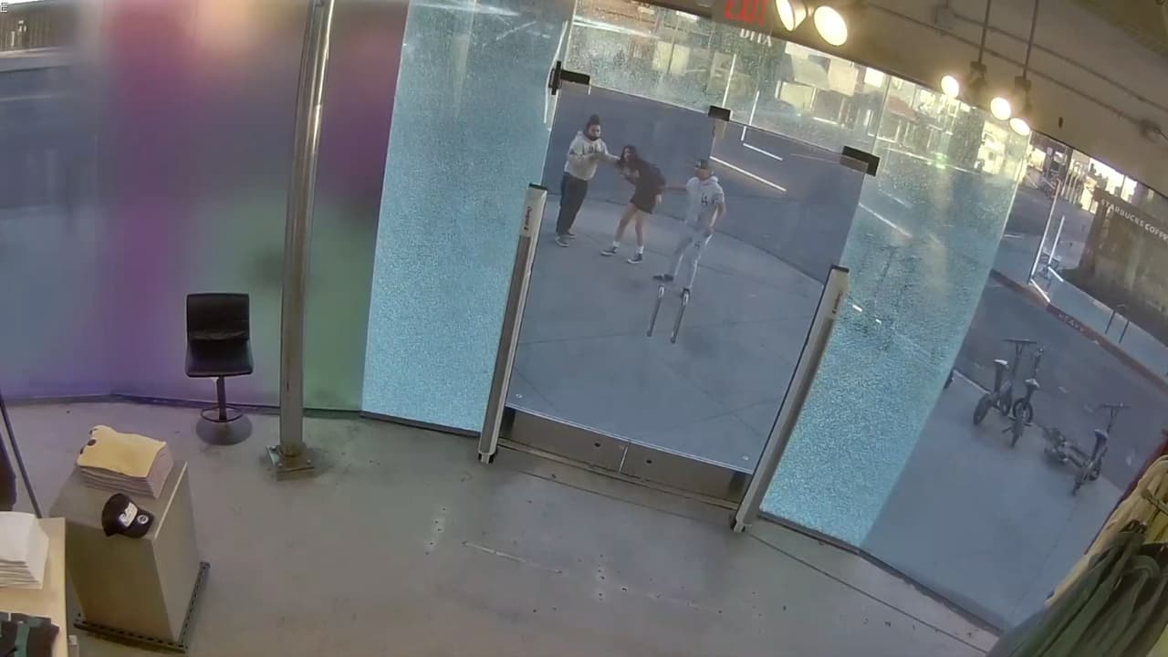 Iban hacia la escuela cuando fueron sorprendidas por ladrones en Los Ángeles