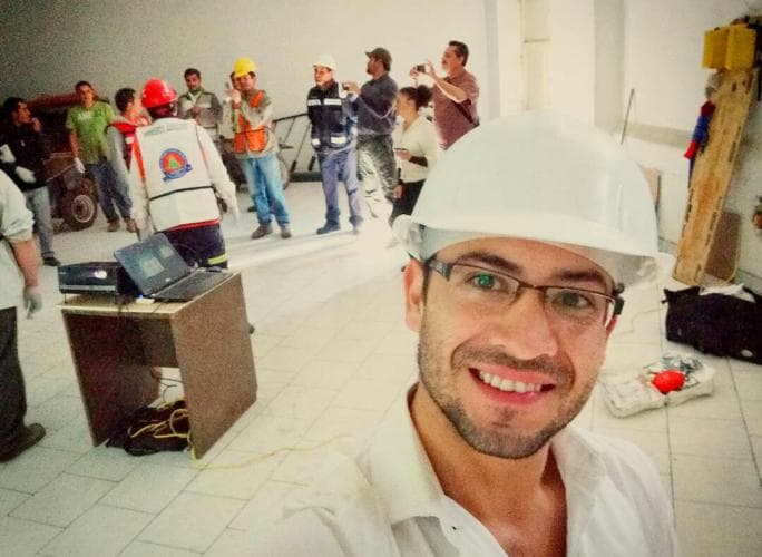 Mickey Santana inició su carrera desde muy pequeño. Comenzó su trayectoria en el programa infantil 'Plaza Sésamo' y participó en las telenovelas 'Alguna vez tendremos alas' (1997) y 'Una luz en el camino' (1998).