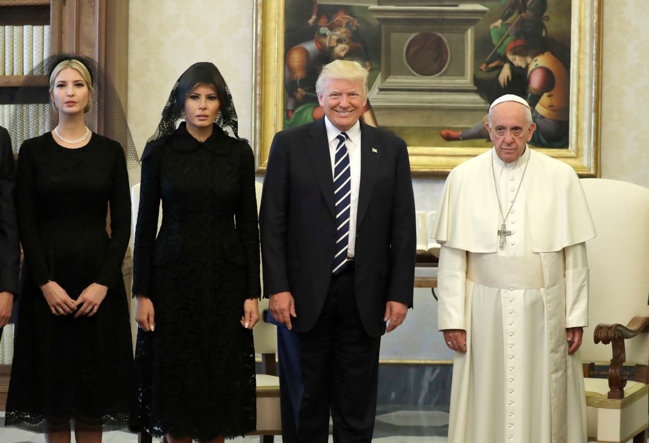 <b>Los Trump y Bergoglio</b>. 
<b><a href="http://www.univision.com/noticias/politica/trump-y-el-papa-francisco-superan-su-pelea-retorica-de-la-campana-tras-un-fantastico-encuentro-en-el-vaticano">El papa recibe a Donald Trump en el Vaticano</a></b> tras un pasado reciente de notorias discrepancias. Bajo extremas medidas de seguridad, el presidente estadounidense llegó al palacio apostólico acompañado de su esposa 
<b><a href="http://www.univision.com/noticias/politica/las-fotos-de-la-familia-trump-con-el-papa-francisco-en-el-vaticano-fotos">Melania, su hija Ivanka y su yerno Jared Kushner.</a></b>