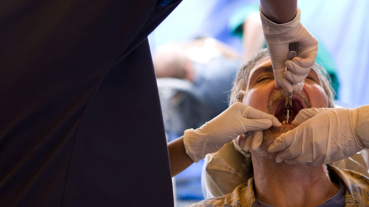 Acusan a tres personas de estafar a Medicaid por $4,9 millones con servicios odontológicos falsos en Texas