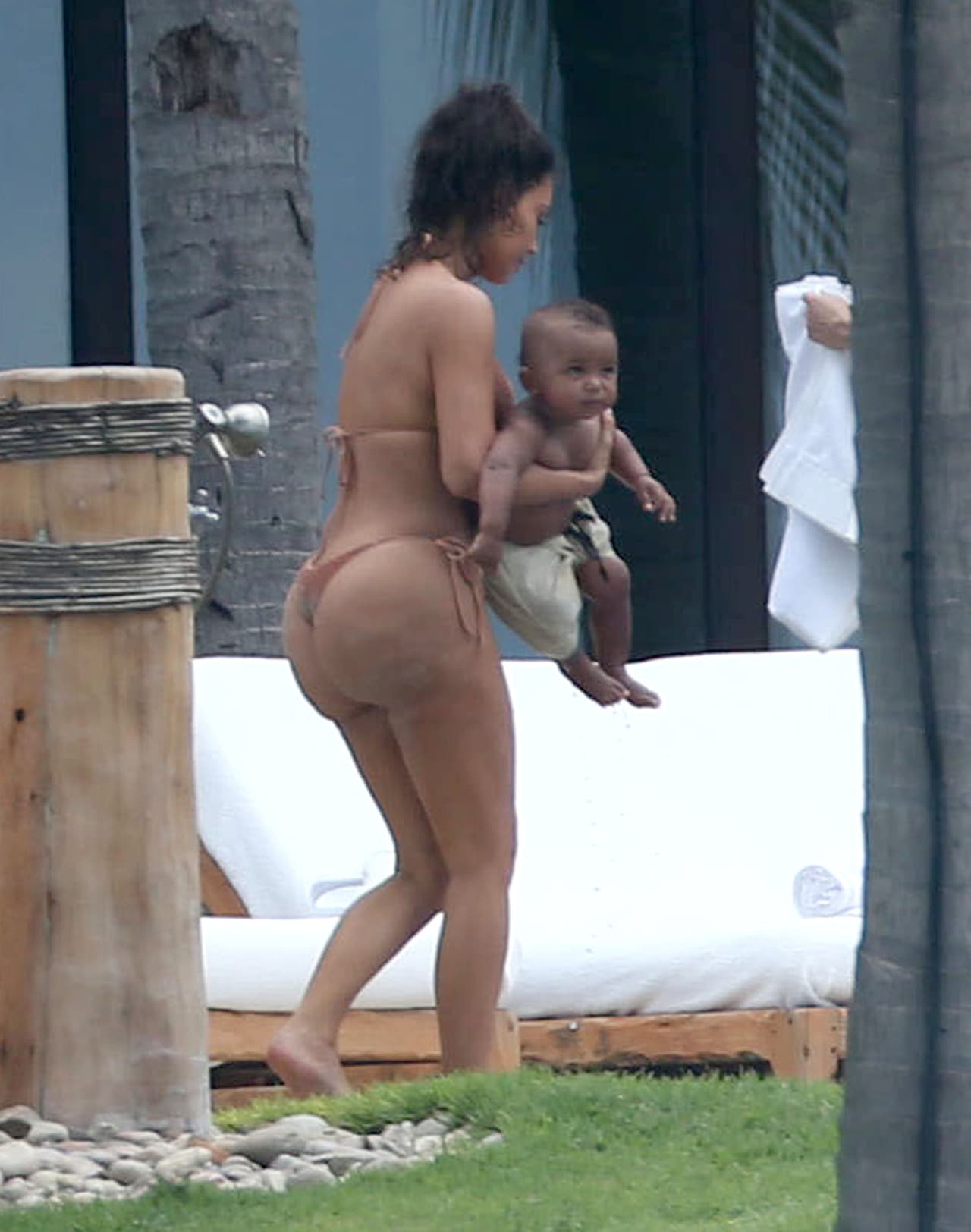 Kim con un diminuto bikini que resaltaba sus curvas.