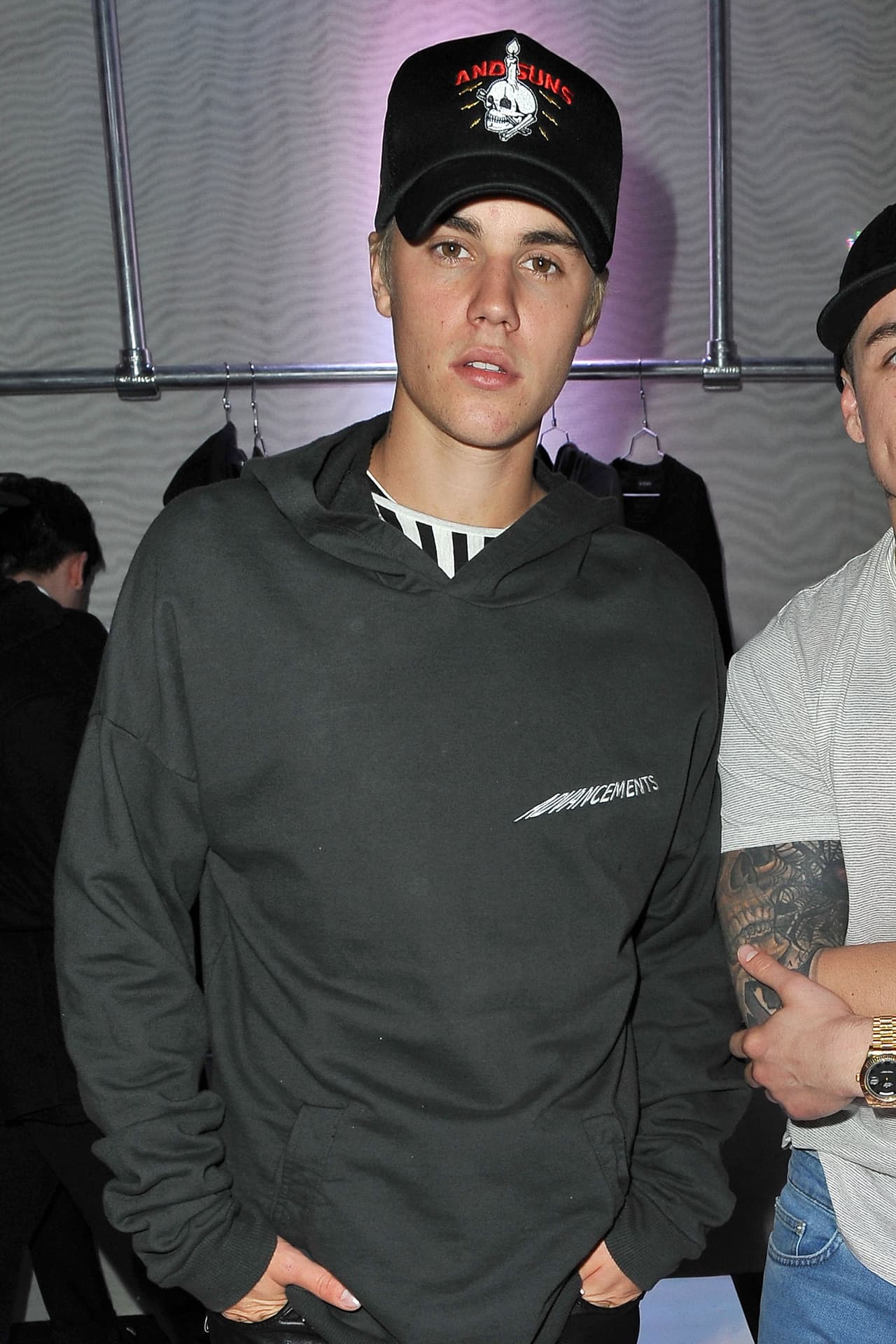 "Verán, tengo mucho dinero, ropa, autos,
<b><a href="https://www.univision.com/especiales/latin-grammy/justin-bieber-gana-el-primer-latin-grammy-de-su-carrera" target="_blank"> elogios, logros, premios </a></b>y aún así no estaba satisfecho".