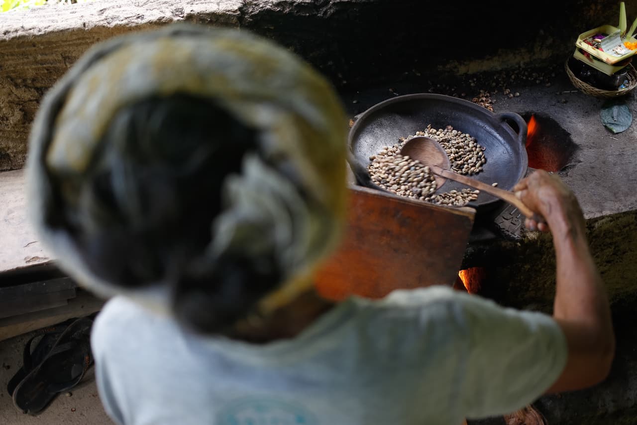 <b>¿Cuáles son los países que producen más café?</b>
<br>Aunque uno podría confundirse y pensar inmediatamente en países como Etiopía, México, Colombia, Uganda o Costa Rica. En realidad, en donde más café se produce es en Brasil y Vietnam. Solo en 2015, ambos países exportaron un total de 4,3 millones de toneladas de café.