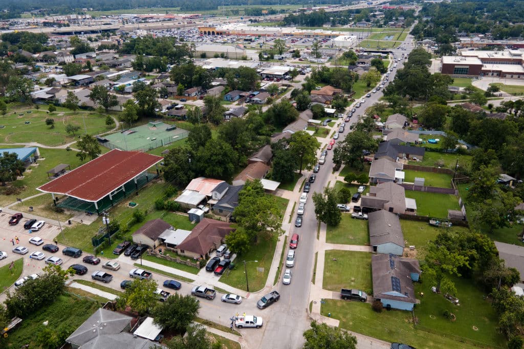 Cuatro días después del 
<b><a href="https://www.univision.com/local/houston-kxln/huracan-beryl-tierra-costas-condado-matagorda-texas" target="_blank">impacto del huracán Beryl a Houston</a></b>, causando las muertes de siete personas y dejando un estimado billonario en pérdidas, todavía 
<b>más de 800,000 personas</b> carecen de electricidad.