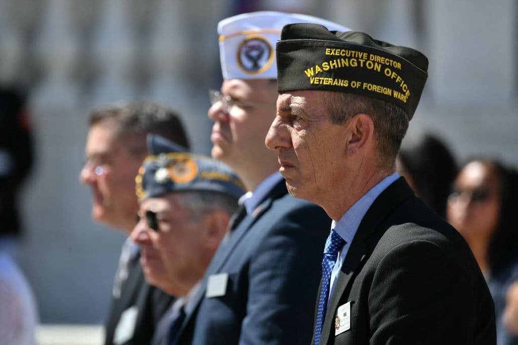 Un grupo de veterano escuchan el discurso del presidente Joe Biden en Arlington. 
<b>El <i>Memorial Day</i> inició como un ritual de conmemoración y reconciliación tras la Guerra Civil</b>, aunque posteriormente comenzó a ser visto como una ocasión para rendir homenaje a los muertos en general.