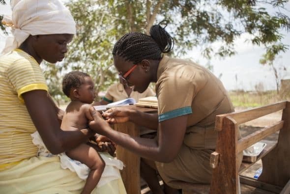 Hanna Konadu es uno de los miles de trabajadores comunitarios de salud en Ghana, donde la cobertura de vacunación es superior al 90 por ciento. (Foto: cortesía de la Fundación Bill y Melinda Gates)
