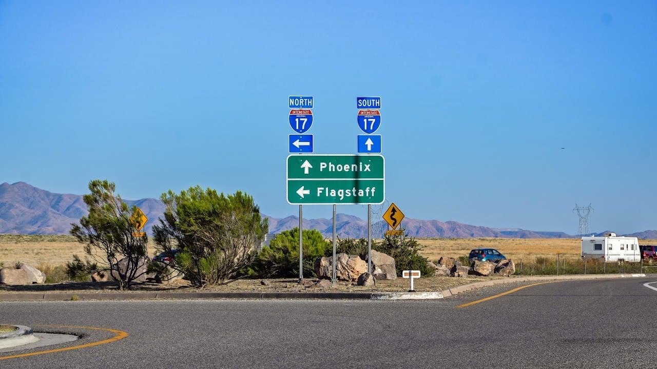 En cuarto lugar se encuentra la I-17 de Arizona, entre Flagstaff y Phoenix, con un estimado de 0.84 muertes por milla. 123 personas murieron en los últimos cinco años.