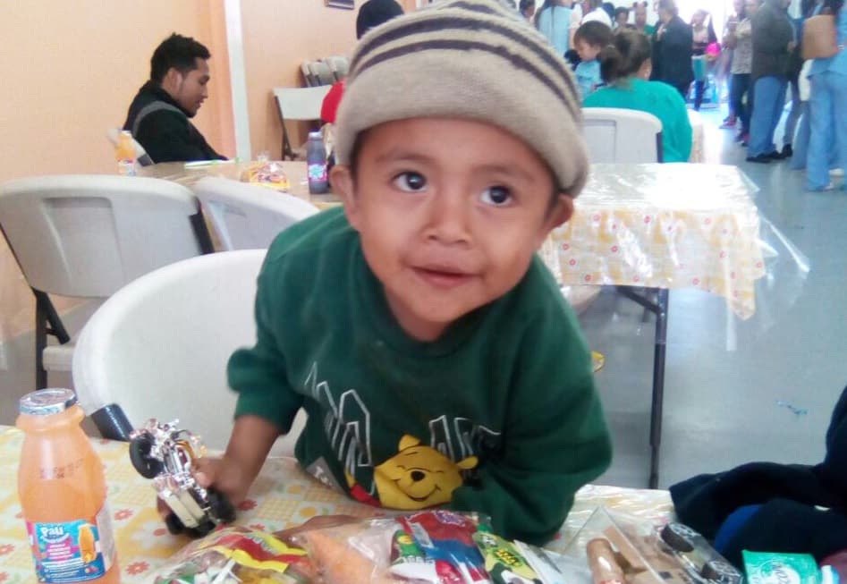 "Mis hijos creen que los abandonamos", dice el padre de tres niños separados de su madre en la frontera