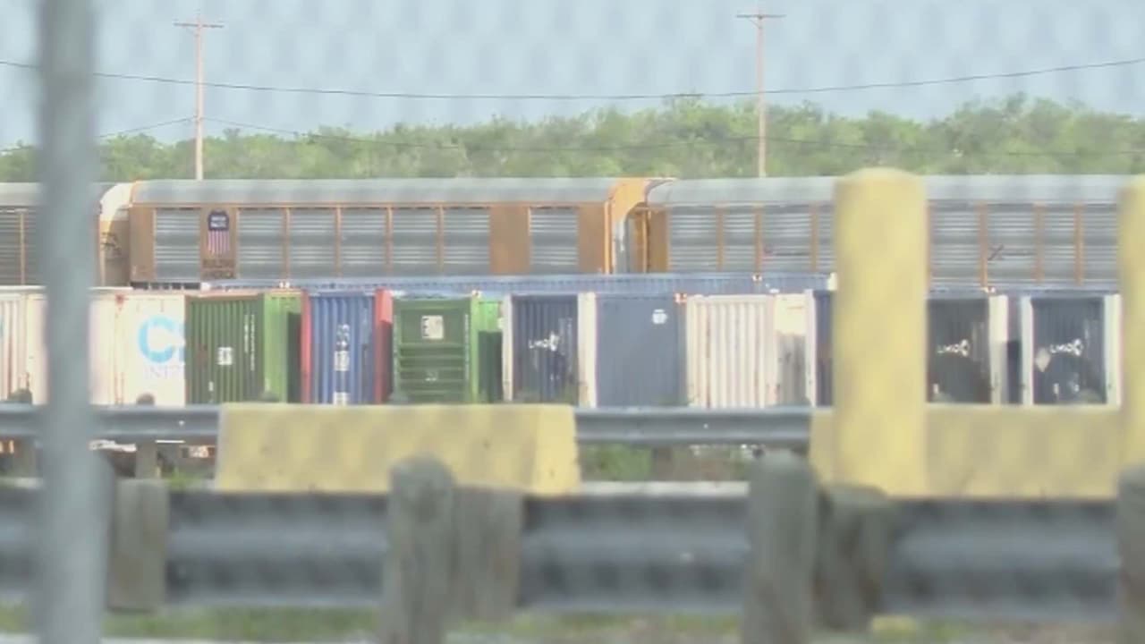 Detienen a mujer implicada en la muerte de migrantes en un tren en Texas