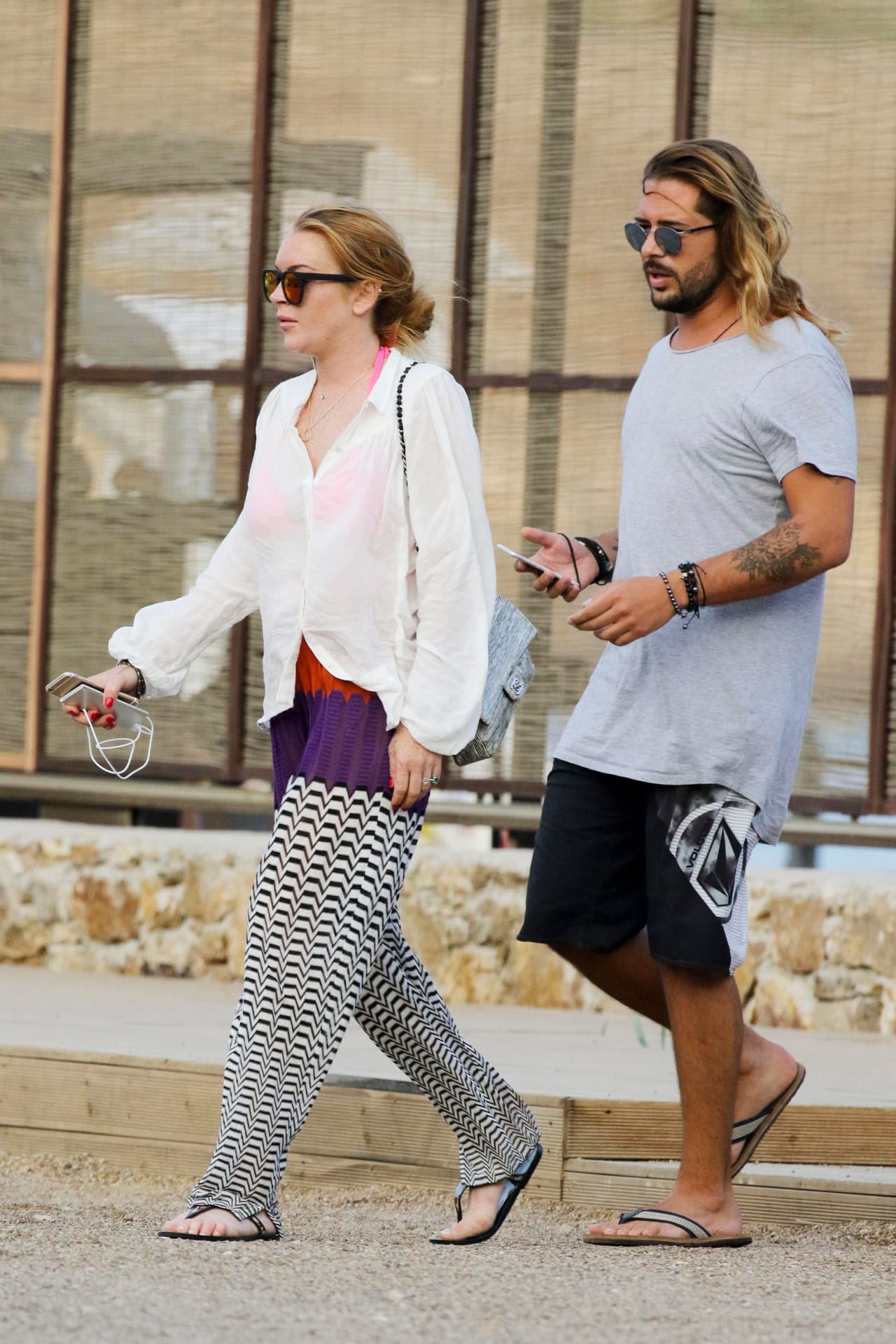 El chico tiene cabello largo y mirada seductora, ¿será lo que conquistó a Lohan?