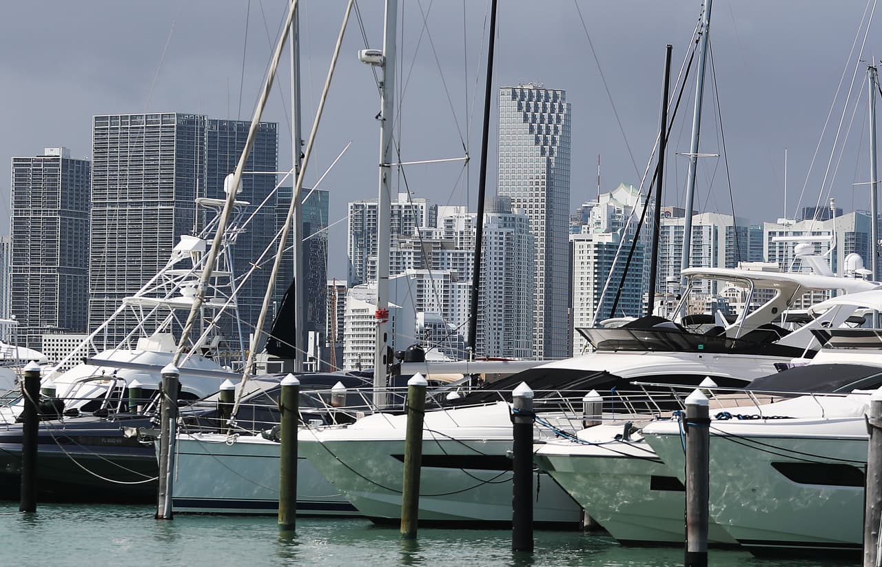 El funcionario dijo que ha visto ya algunos lugares para realizar los eventos en Miami, Tampa y Orlando. 
<br>