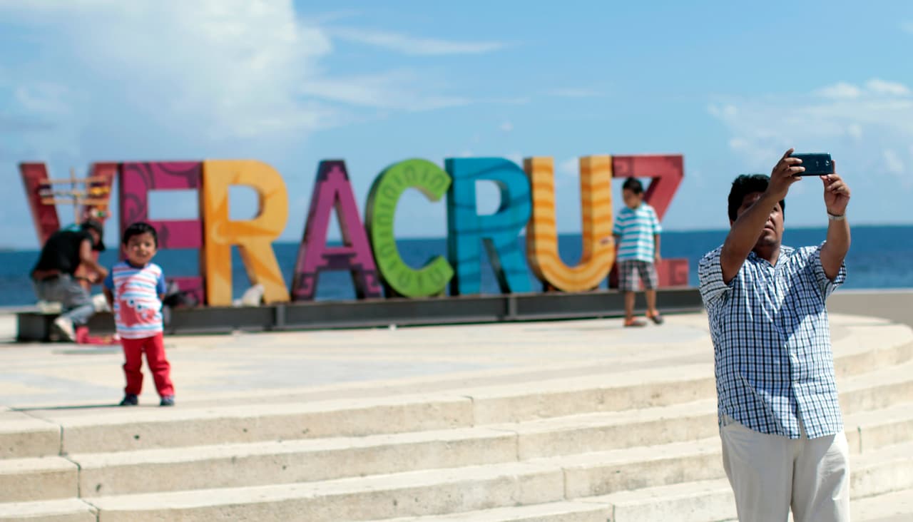 Un turista se toma una ‘selfie’ en el Malecón del Puerto de Veracruz, considerado 'la Habana mexicana'.